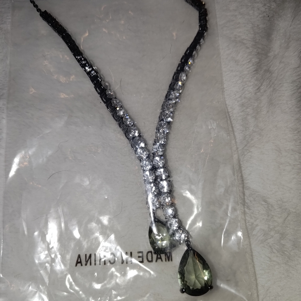 Source Unknown Black Green and Silver Teardrop Necklace